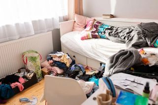 Matka zavedla pubertálnímu synovi doma systém finančních odměn a pokut. Po pár měsících ho rodina nepoznávala